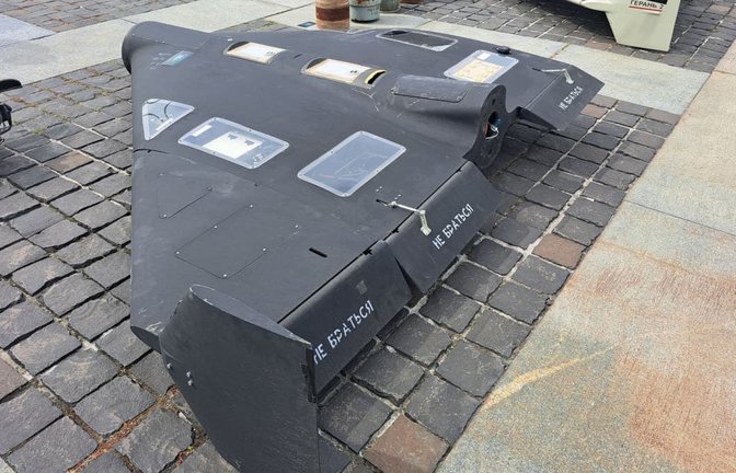 Ausgestellte über der Ukraine abgeschossene russische Kampfdrohnen iranischer Bauart des Typs «Geran 2» liegen nebeneinander auf dem Boden. (zu dpa: «Russischer Drohnenangriff: Ein Toter und Verletzte in Kiew»)<span class='image-autor'>Andreas Stein/dpa</span>