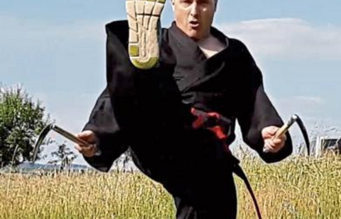 Die Streuobstwiese ist während des Corona-Lockdowns die sportliche Heimat für Achim Haubennestel geworden. Dort nahm der Vorsitzende der Goju-Jutsu-Union Vaihingen auch die Formenläufe für die Livestream-Turniere der Martial Arts Technologies (MAT) in den USA auf. Foto: privat