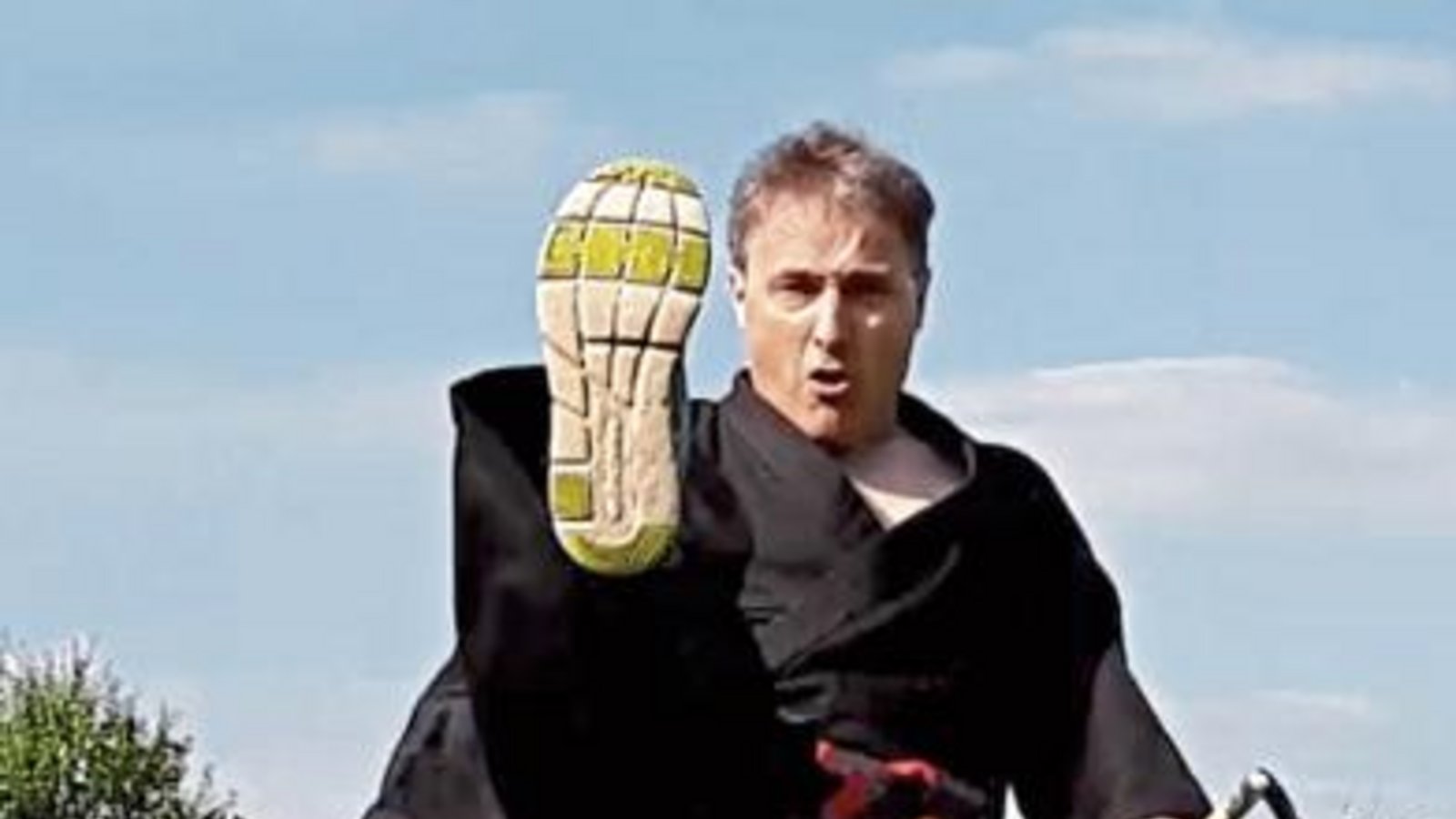 Die Streuobstwiese ist während des Corona-Lockdowns die sportliche Heimat für Achim Haubennestel geworden. Dort nahm der Vorsitzende der Goju-Jutsu-Union Vaihingen auch die Formenläufe für die Livestream-Turniere der Martial Arts Technologies (MAT) in den USA auf. Foto: privat Die Streuobstwiese ist während des Corona-Lockdowns die sportliche Heimat für Achim Haubennestel geworden. Dort nahm der Vorsitzende der Goju-Jutsu-Union Vaihingen auch die Formenläufe für die Livestream-Turniere der Martial Arts Technologies (MAT) in den USA auf. Foto: privat