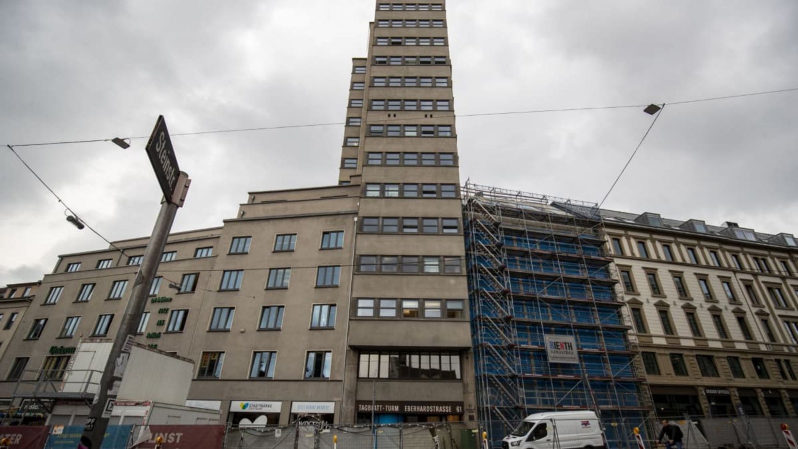 Der Tagblattturm in der Eberhardstraße muss grundlegend saniert werden. Aber zuerst müssen die städtischen Mitarbeiter und gewerblichen Mieter ausziehen.Lichtgut/Leif Piechowski Der Tagblattturm in der Eberhardstraße muss grundlegend saniert werden. Aber zuerst müssen die städtischen Mitarbeiter und gewerblichen Mieter ausziehen.Lichtgut/Leif Piechowski