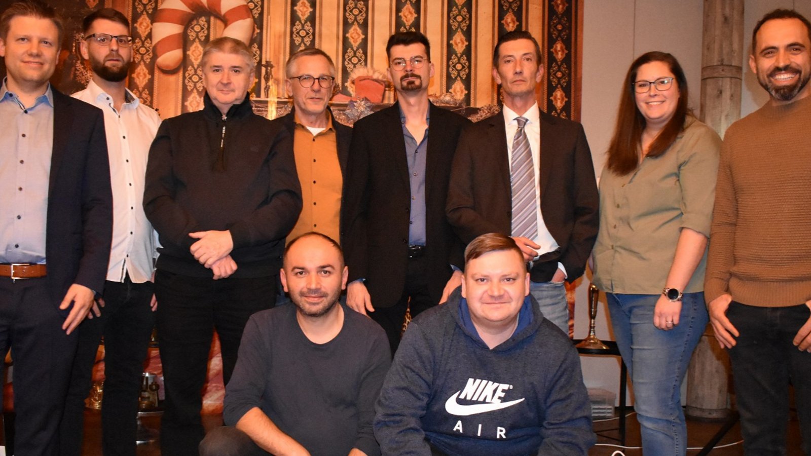Die Firma Kölle GmbH in Enzweihingen hat dieses Jahr 14 Jubilare ehren dürfen. „Eine lange Betriebszugehörigkeit ist bei uns keine Seltenheit – und doch macht es uns sehr stolz, wenn wir diesen verdienten Mitarbeitern im Rahmen unserer Weihnachtsfeier persönlich gratulieren dürfen,“ so der Geschäftsführer Matthias Kölle (links). Die lange Zugehörigkeit zeige das gegenseitige Vertrauen und die Wertschätzung füreinander. Geehrt für die langjährige und gute Zusammenarbeit wurden Nadine Wild, Otto Hecker, Hüseyin Korkmaz, Slobodan Gajic, Sascha Stopper, Andreas Schenn für zehn Jahre, Ayhan Bülbül für 20 Jahre und Dominik Makowiecki und Henrich Engel für 30 Jahre Betriebszugehörigkeit. Nicht anwesend sein konnten Rainer Stilz und Aleksandr Schapowalow (zehnJahre), Anna Muscarneri und Gabriella Funke (20 Jahre) sowie Rolf Kölle, welcher seit 60 Jahren ein Teil der Kölle GmbH ist. Die Geschäftsführung ließ dabei die Jahre Revue passieren und dankte den Jubilaren für die Verbundenheit und die Treue.  p