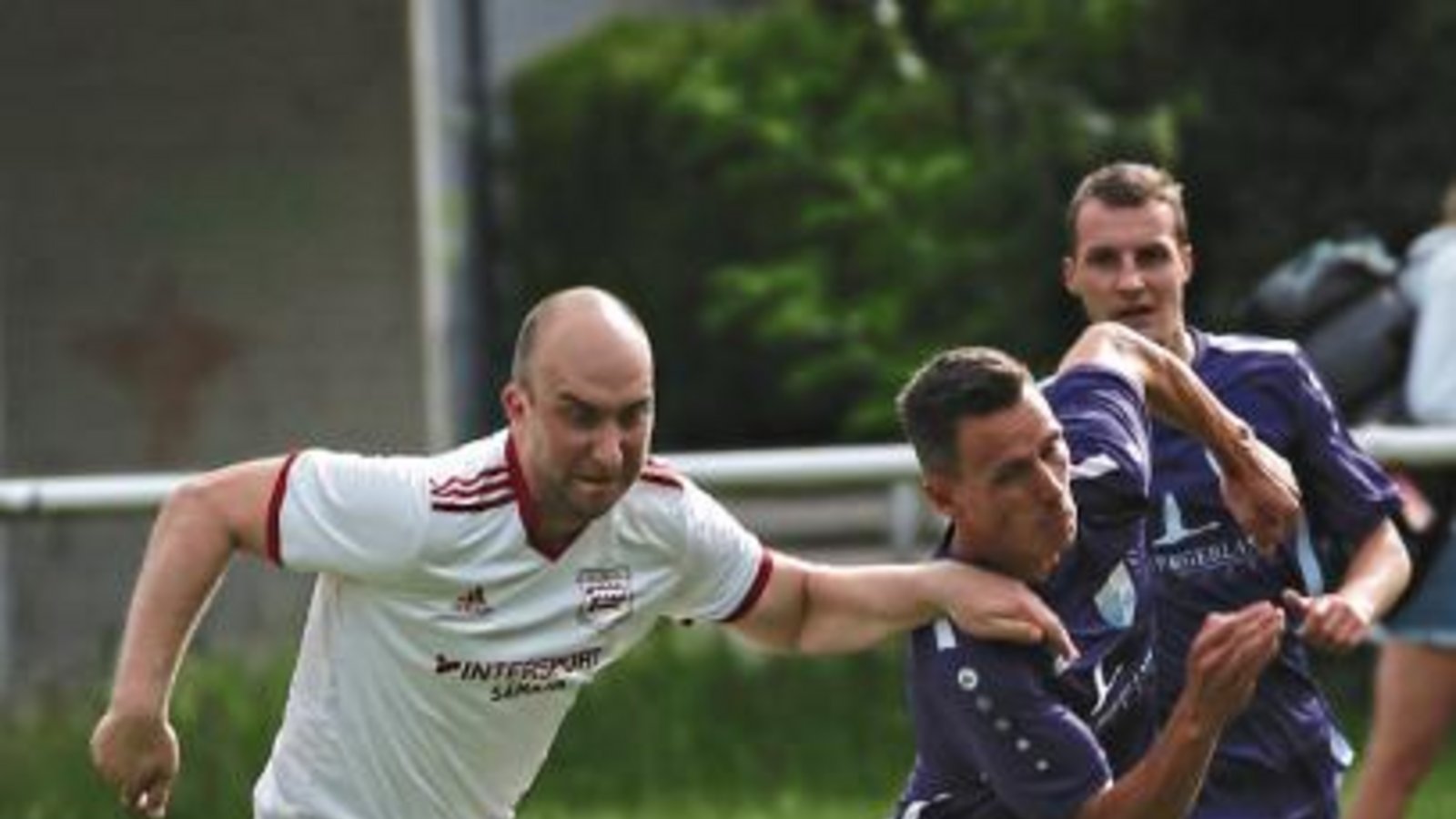 Voller Einsatz schon in der Vorbereitung auf die Fußballsaison: Großglattbachs Andreas Geiger (links) kämpft mit Cevin Blattert um das runde Leder.  Foto: Küppers