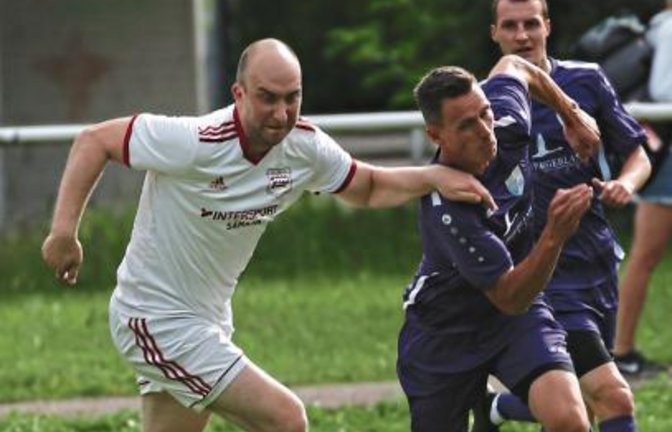 Voller Einsatz schon in der Vorbereitung auf die Fußballsaison: Großglattbachs Andreas Geiger (links) kämpft mit Cevin Blattert um das runde Leder.  Foto: Küppers
