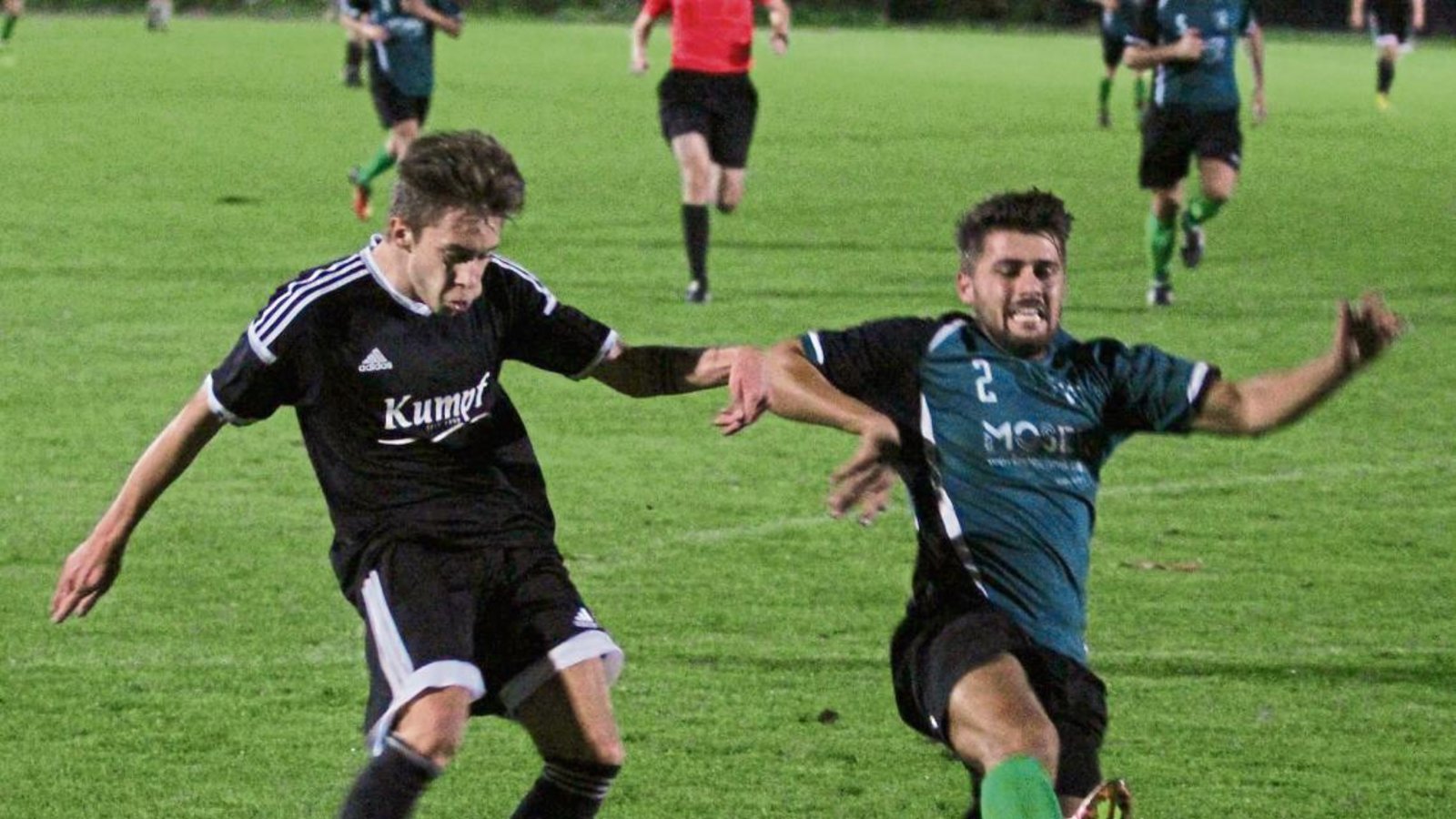 Sersheims Urim Ismajli (rechts) kommt beim Schuss von Marc Tröger einen Schritt zu spät. Foto: Nachreiner
