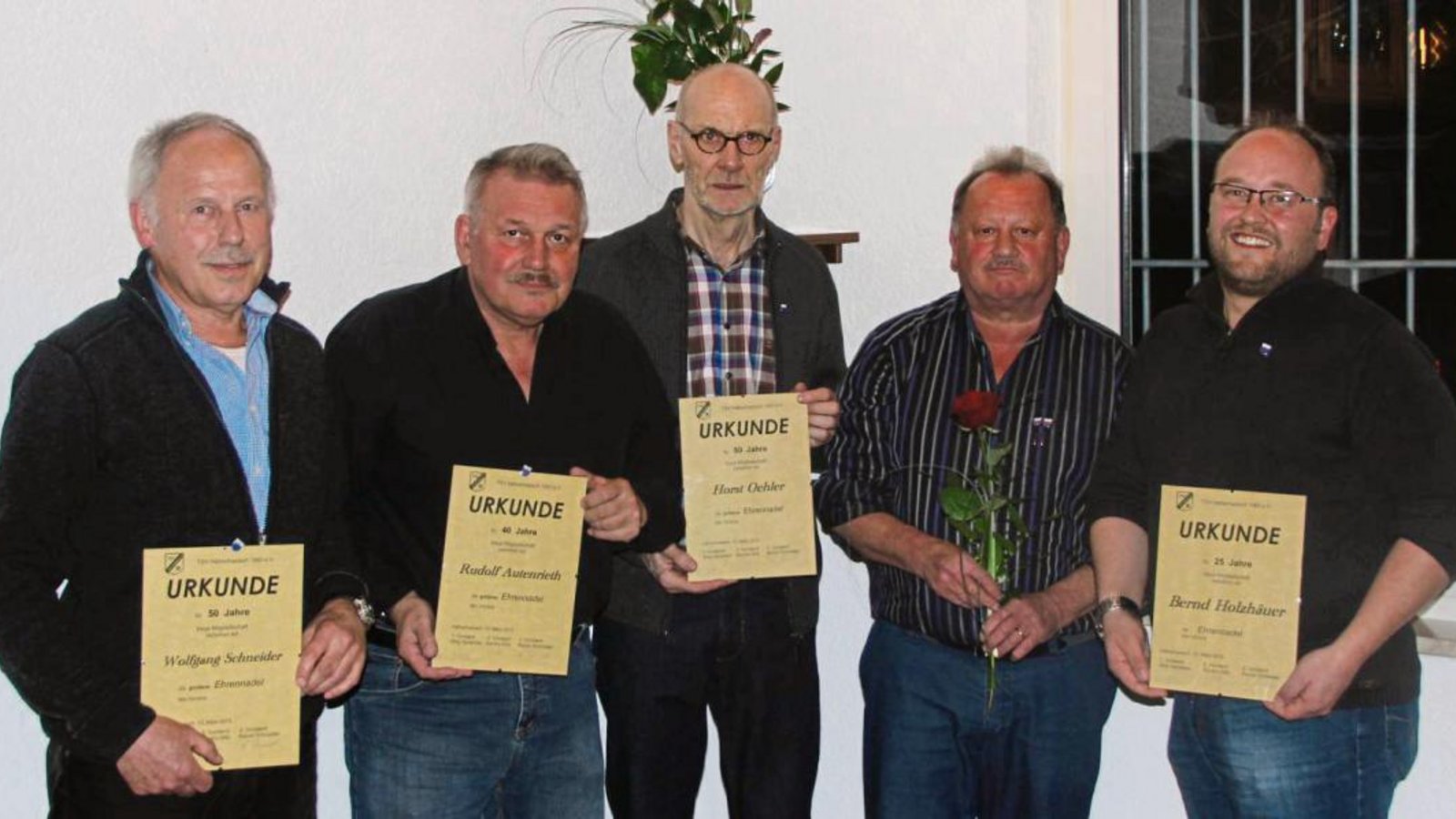 1. Vorsitzender Willy Gerlacher (2. von rechts) überreichte den Geehrten Wolfgang Schneider, Rudolf Autenrieth, Horst Oehler und Bernd Holzhäuer (von links) ihre Auszeichnungen.  Foto: p