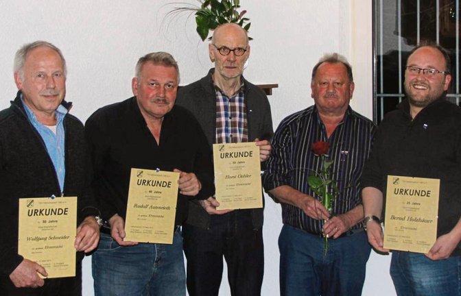 1. Vorsitzender Willy Gerlacher (2. von rechts) überreichte den Geehrten Wolfgang Schneider, Rudolf Autenrieth, Horst Oehler und Bernd Holzhäuer (von links) ihre Auszeichnungen.  Foto: p