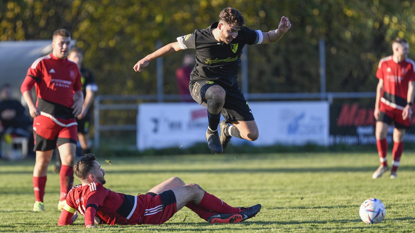 Locker übersprungen hat der Tallenführer TSV Ensingen mit Robin Carta (schwarzes Trikot) die Hürde TSV Großglattbach mit Kapitän Jakob Nabrotzki (am Boden, rotes Trikot). Foto: Leitner Locker übersprungen hat der Tallenführer TSV Ensingen mit Robin Carta (schwarzes Trikot) die Hürde TSV Großglattbach mit Kapitän Jakob Nabrotzki (am Boden, rotes Trikot). Foto: Leitner