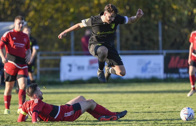 Locker übersprungen hat der Tallenführer TSV Ensingen mit Robin Carta (schwarzes Trikot) die Hürde TSV Großglattbach mit Kapitän Jakob Nabrotzki (am Boden, rotes Trikot). <span class='image-autor'>Foto: Leitner</span>