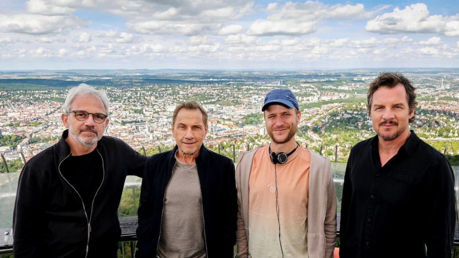 Bei den Dreharbeiten auf dem Stuttgarter Fernsehturm: Kameramann Andreas Schäfauer, Richy Müller, Autor und Regisseur Adrian Goiginger und Felix Klare (von links)SWR/Benoît Linder Bei den Dreharbeiten auf dem Stuttgarter Fernsehturm: Kameramann Andreas Schäfauer, Richy Müller, Autor und Regisseur Adrian Goiginger und Felix Klare (von links)SWR/Benoît Linder