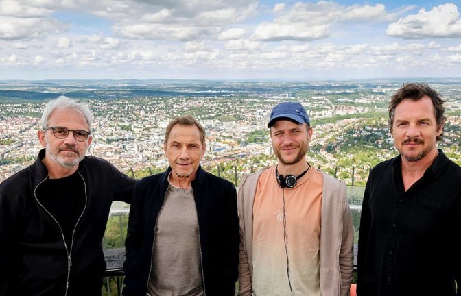 Bei den Dreharbeiten auf dem Stuttgarter Fernsehturm: Kameramann Andreas Schäfauer, Richy Müller, Autor und Regisseur Adrian Goiginger und Felix Klare (von links)<span class='image-autor'>SWR/Benoît Linder</span>