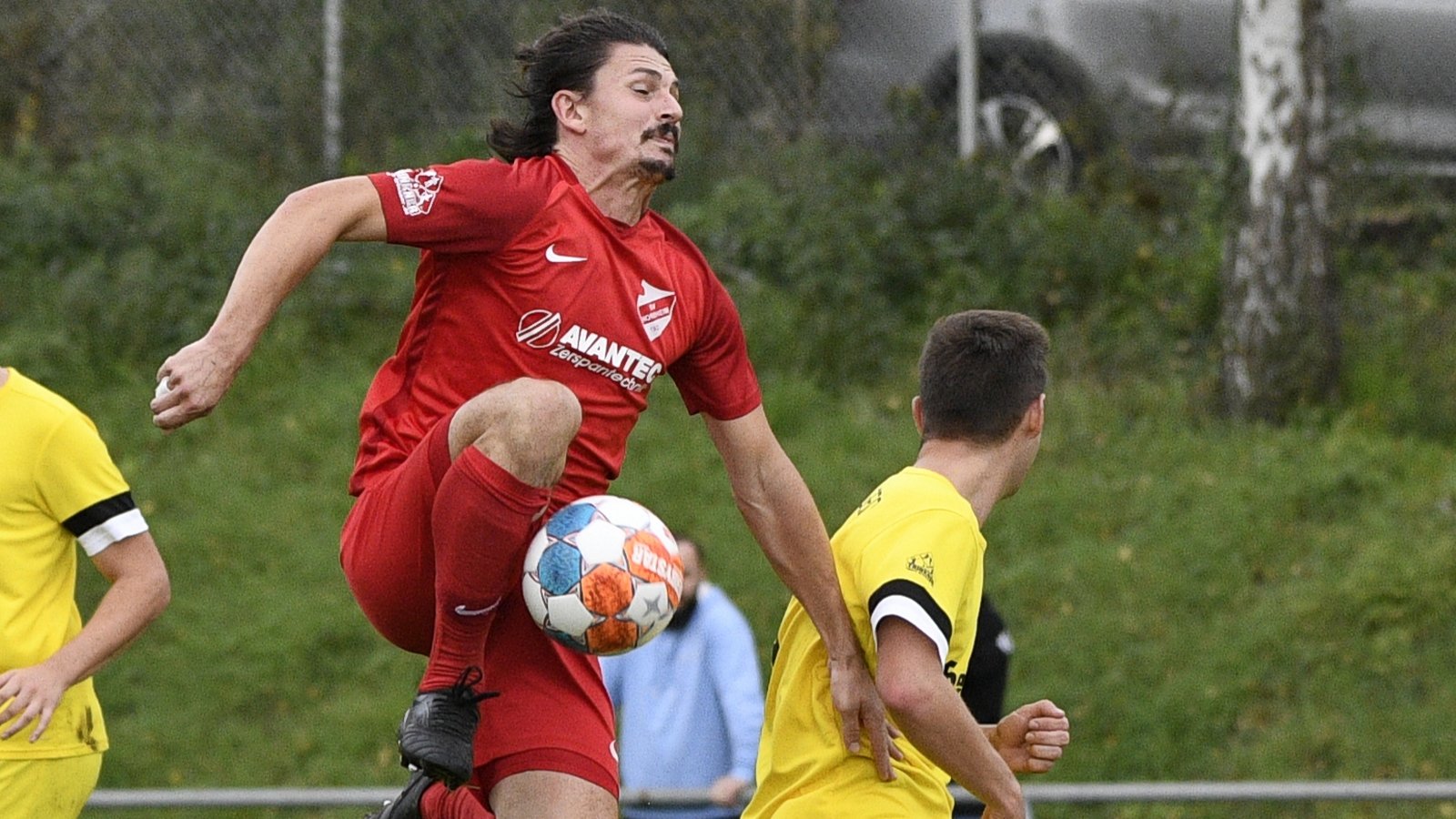 Akrobatisch pflückt Marco Burkhardt den Ball aus der Luft, doch der 1:0-Sieg im Spitzenspiel der B 6 geht an Gastgeber Ensingen. Foto: Leitner Akrobatisch pflückt Marco Burkhardt den Ball aus der Luft, doch der 1:0-Sieg im Spitzenspiel der B 6 geht an Gastgeber Ensingen. Foto: Leitner