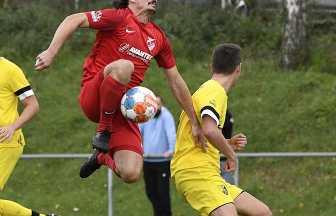 Akrobatisch pflückt Marco Burkhardt den Ball aus der Luft, doch der 1:0-Sieg im Spitzenspiel der B 6 geht an Gastgeber Ensingen. <span class='image-autor'>Foto: Leitner</span>