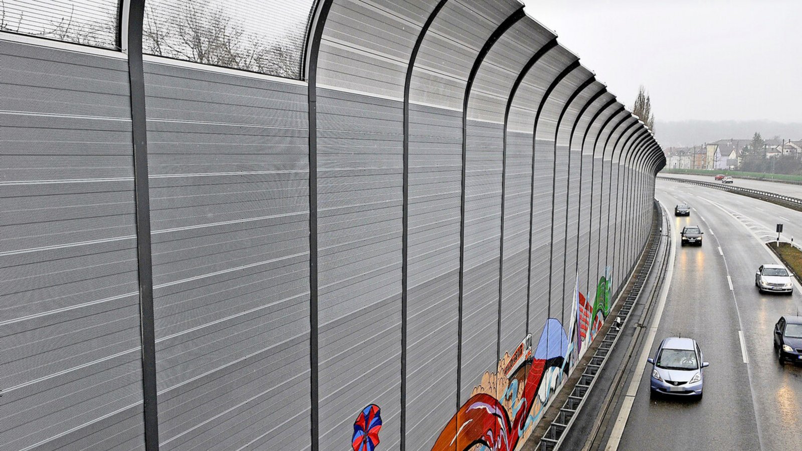 Für 5,8 Millionen Euro werden Teile der Lärmschutzwand an der B 27 in Zuffenhausen ersetzt.Foto: /Thomas Schlegel