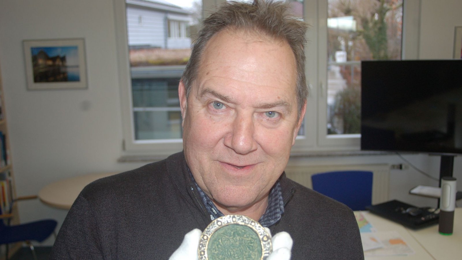 Gunter Schöbel zeigt eine alamannische Rundfibel, vermutlich aus dem Jahr 635, die zunächst wohl germanisch war, dann aber christlich „überarbeitet“ wurde. Vermutlich diente sie als Mantelverschluss einer adeligen Frau.Foto: Hildegard Nagler Gunter Schöbel zeigt eine alamannische Rundfibel, vermutlich aus dem Jahr 635, die zunächst wohl germanisch war, dann aber christlich „überarbeitet“ wurde. Vermutlich diente sie als Mantelverschluss einer adeligen Frau.Foto: Hildegard Nagler