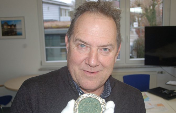 Gunter Schöbel zeigt eine alamannische Rundfibel, vermutlich aus dem Jahr 635, die zunächst wohl germanisch war, dann aber christlich „überarbeitet“ wurde. Vermutlich diente sie als Mantelverschluss einer adeligen Frau.<span class='image-autor'>Foto: Hildegard Nagler</span>