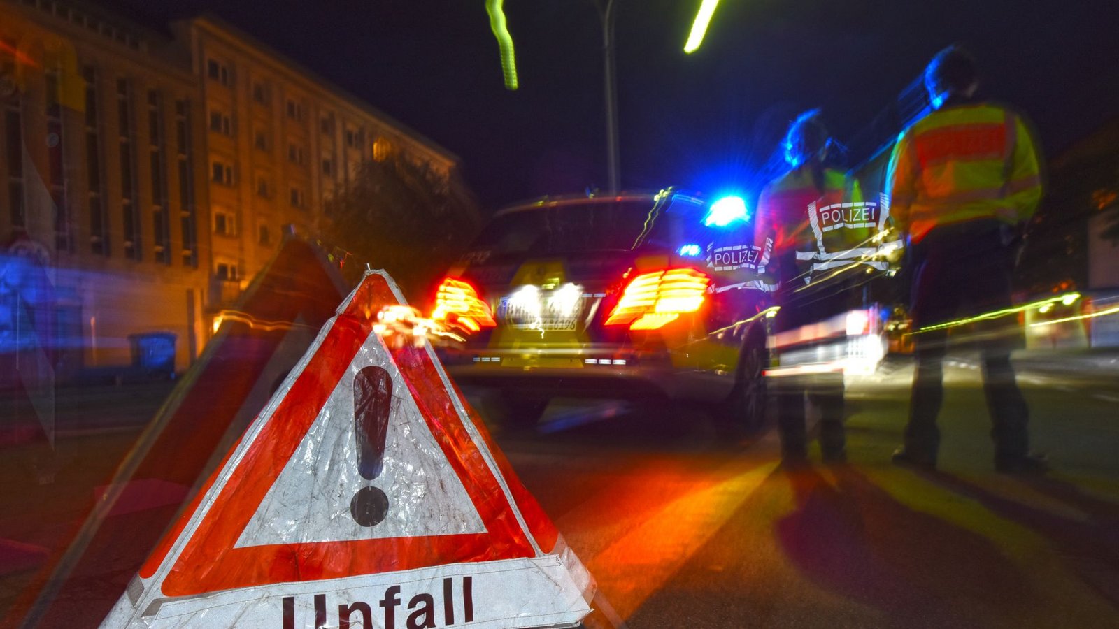 Ein Mann wurde bei Kranarbeiten zwischen Bauteilen eingeklemmt. (Symbolbild)Foto: picture alliance / dpa/Patrick Seeger