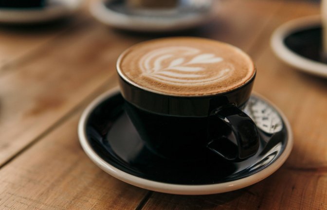 Eine Tasse Kaffee  darf bei vielen Menschen am Morgen nicht fehlen. (Symbolbild)<span class='image-autor'>Foto: imago images/Addictive Stock/Javier Bravo</span>