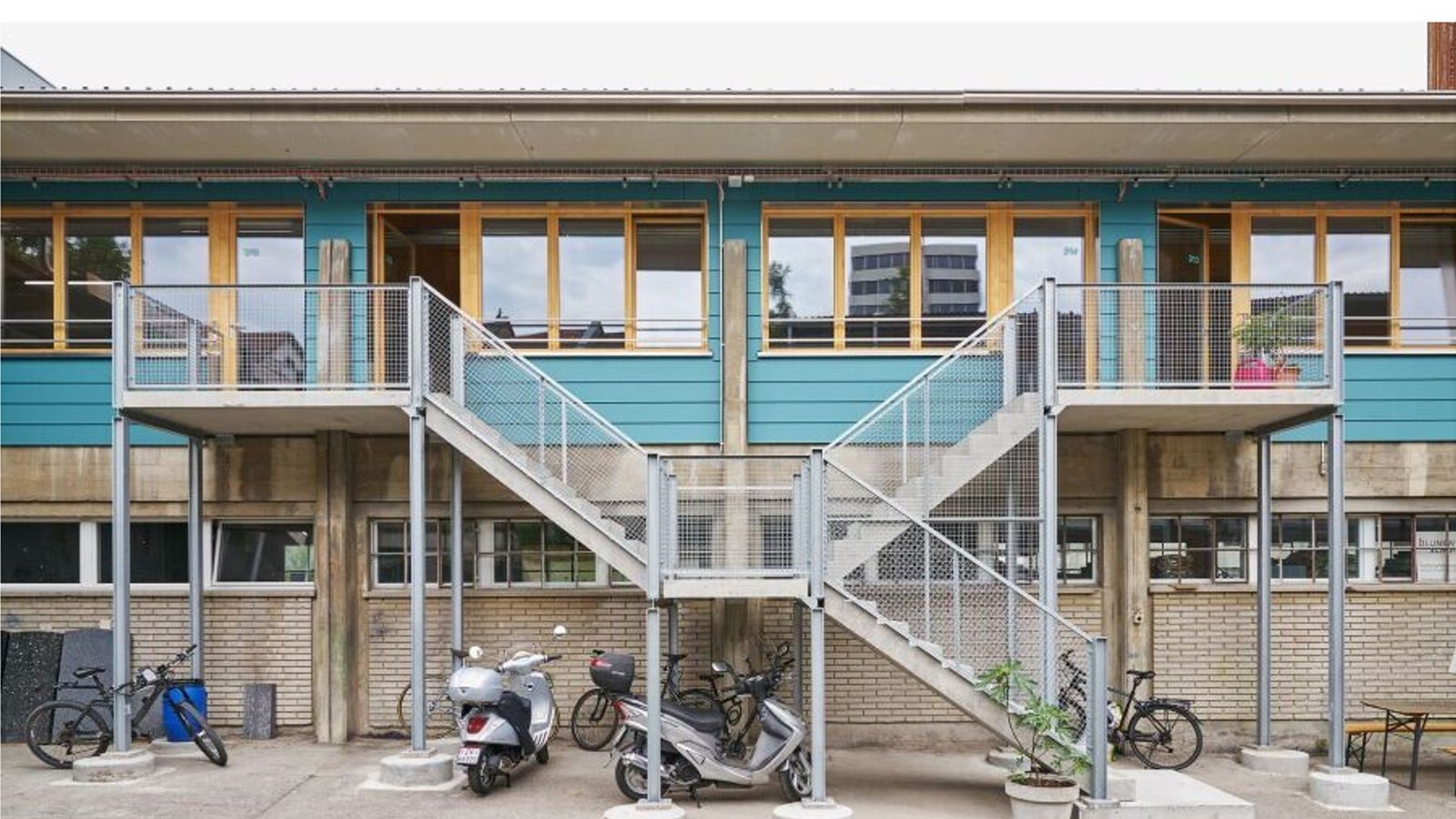 Gebäude erhalten, umbauen und zwar am besten mit Materialien, die es schon gibt und die bei einem Rückbau möglichst wieder verwendet werden könnte, dies ist der Gedanke zirkulären Bauens, den Kerstin Müller mit ihrem Planungsbüro Zirkular verfolgt. Hier im Bild das umgenutzte Kultur- & Gewerbegebäude „ELYS“ in Basel, bei dem 200 bereits bestehende Fenster in die Planung des Umbaus integriert wurden.Foto: Zirkular/Martin Zeller Gebäude erhalten, umbauen und zwar am besten mit Materialien, die es schon gibt und die bei einem Rückbau möglichst wieder verwendet werden könnte, dies ist der Gedanke zirkulären Bauens, den Kerstin Müller mit ihrem Planungsbüro Zirkular verfolgt. Hier im Bild das umgenutzte Kultur- & Gewerbegebäude „ELYS“ in Basel, bei dem 200 bereits bestehende Fenster in die Planung des Umbaus integriert wurden.Foto: Zirkular/Martin Zeller