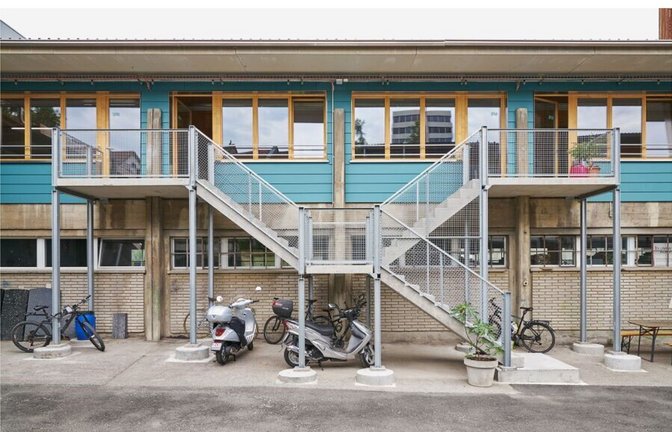 Gebäude erhalten, umbauen und zwar am besten mit Materialien, die es schon gibt und die bei einem Rückbau möglichst wieder verwendet werden könnte, dies ist der Gedanke zirkulären Bauens, den Kerstin Müller mit ihrem Planungsbüro Zirkular verfolgt. Hier im Bild das umgenutzte  Kultur- & Gewerbegebäude „ELYS“ in Basel, bei dem 200 bereits bestehende Fenster in die Planung des Umbaus integriert wurden.<span class='image-autor'>Foto: Zirkular/Martin Zeller</span>