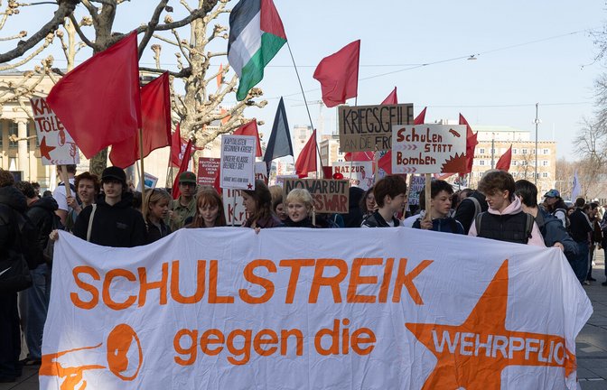 Schulstreik: Rund 500 Schülerinnen und Schüler bevölkerten am Donnerstag den Stuttgarter Schlossplatz<span class='image-autor'>Foto: Lg/Leif Piechowski</span>