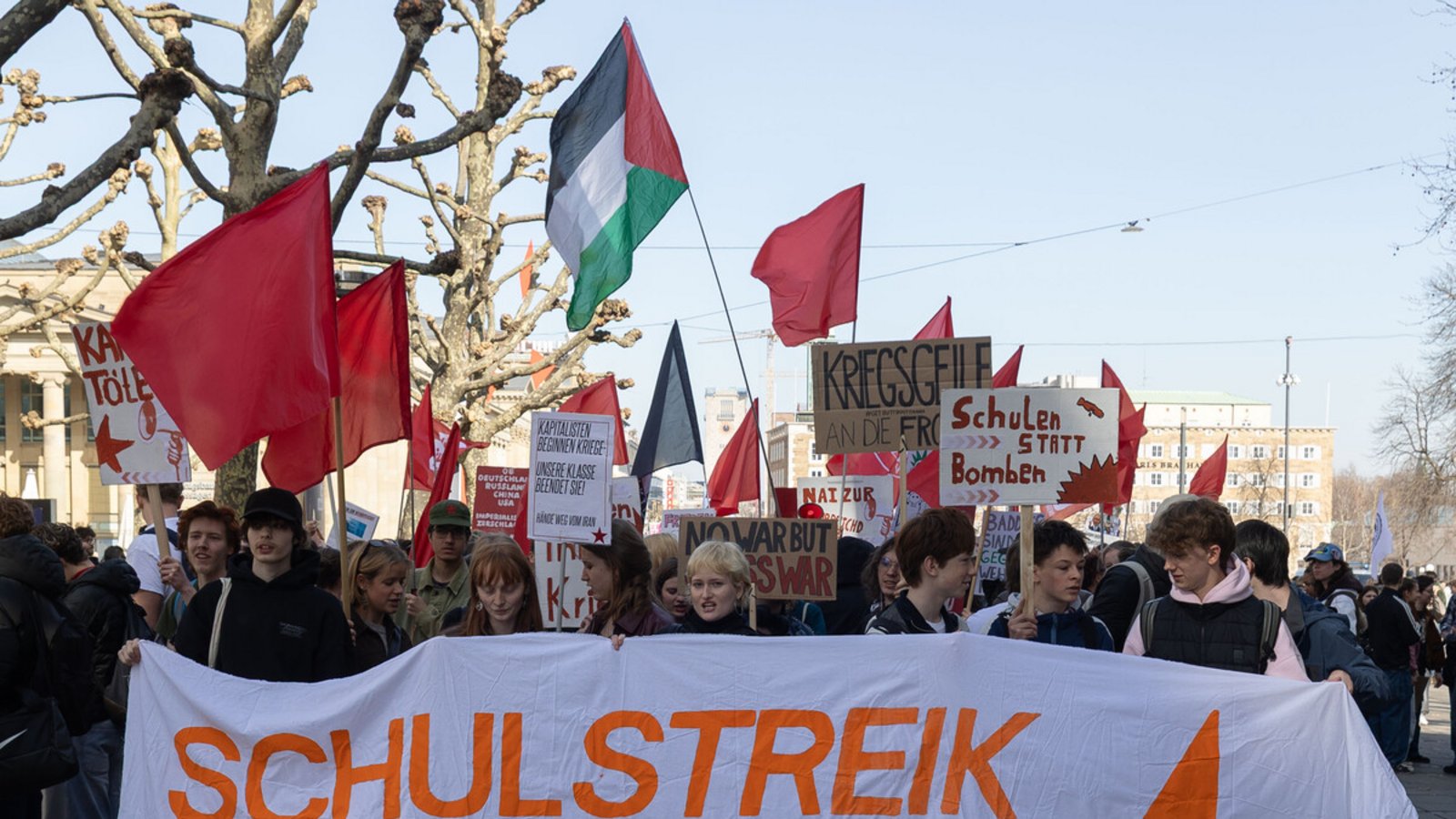 Schulstreik: Rund 500 Schülerinnen und Schüler bevölkerten am Donnerstag den Stuttgarter SchlossplatzFoto: Lg/Leif Piechowski Schulstreik: Rund 500 Schülerinnen und Schüler bevölkerten am Donnerstag den Stuttgarter SchlossplatzFoto: Lg/Leif Piechowski