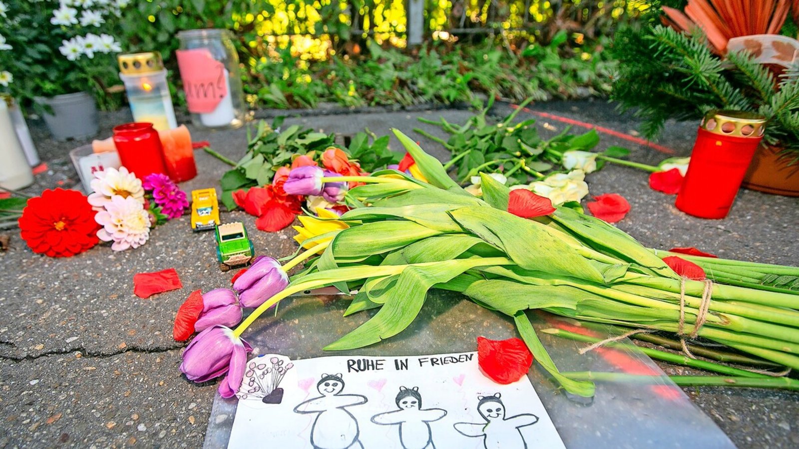 An der Unfallstelle haben Anwohner des Stadtteils Blumen niedergelegt und Kerzen aufgestellt. Die Anteilnahme ist groß.An der Unfallstelle in der Weilstraße haben Anwohner des Stadtteils Blumen niedergelegt und Kerzen aufgestellt. Die Anteilnahme ist groß.Foto: Roberto Bulgrin/bulgrin An der Unfallstelle haben Anwohner des Stadtteils Blumen niedergelegt und Kerzen aufgestellt. Die Anteilnahme ist groß.An der Unfallstelle in der Weilstraße haben Anwohner des Stadtteils Blumen niedergelegt und Kerzen aufgestellt. Die Anteilnahme ist groß.Foto: Roberto Bulgrin/bulgrin