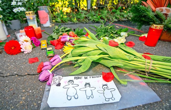 An der Unfallstelle haben Anwohner des Stadtteils Blumen niedergelegt und Kerzen aufgestellt. Die Anteilnahme ist groß.An der Unfallstelle in der Weilstraße haben Anwohner des Stadtteils Blumen niedergelegt und Kerzen aufgestellt. Die Anteilnahme ist groß.<span class='image-autor'>Foto: Roberto Bulgrin/bulgrin</span>