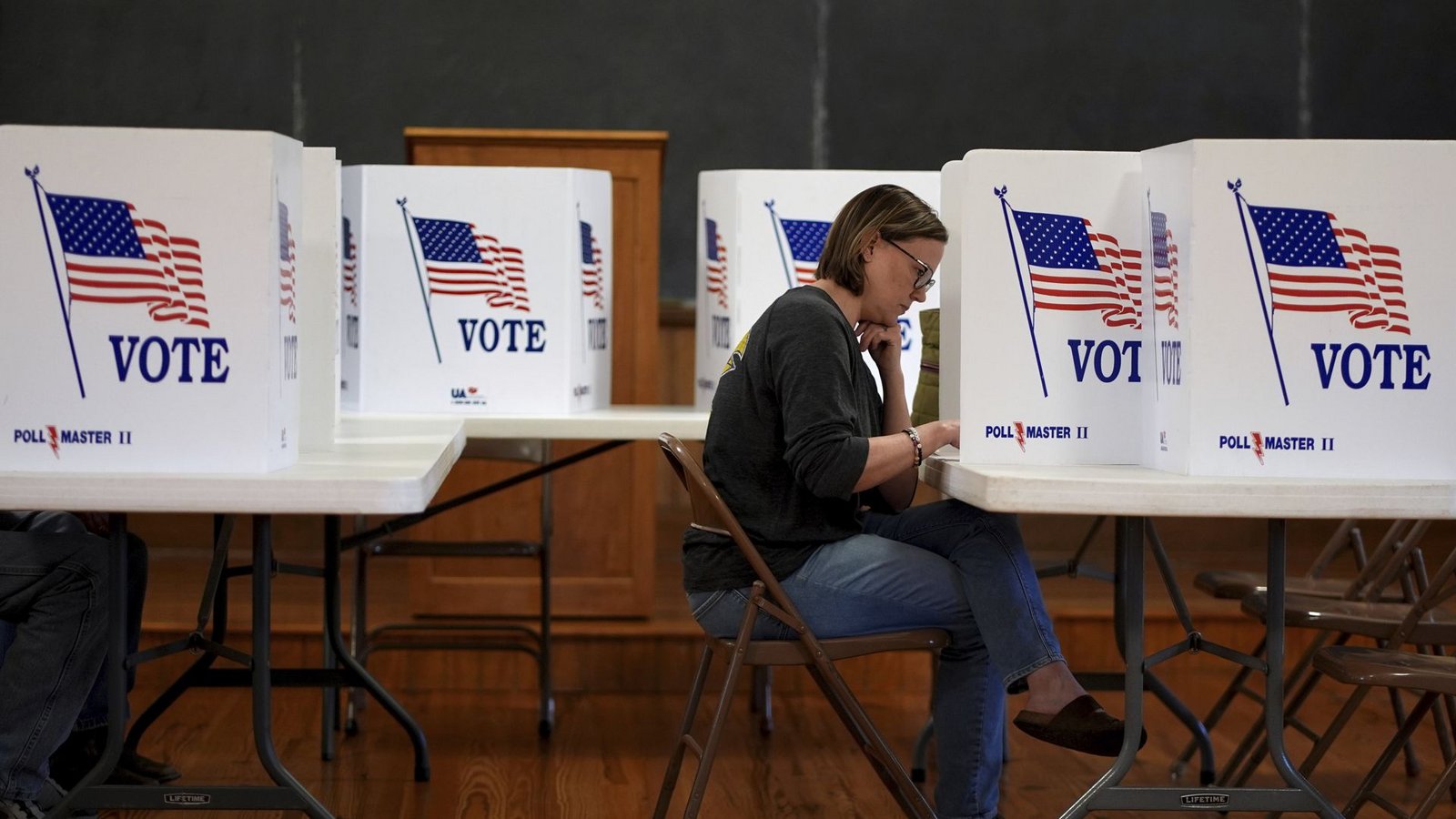 Die amerikanischen Wähler haben entschieden – hier eine Szene aus einem Wahllokal in Perry.Foto: dpa/Charlie Riedel Die amerikanischen Wähler haben entschieden – hier eine Szene aus einem Wahllokal in Perry.Foto: dpa/Charlie Riedel