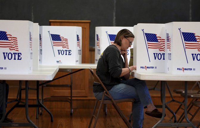 Die amerikanischen Wähler haben entschieden – hier eine Szene aus einem Wahllokal in Perry.<span class='image-autor'>Foto: dpa/Charlie Riedel</span>