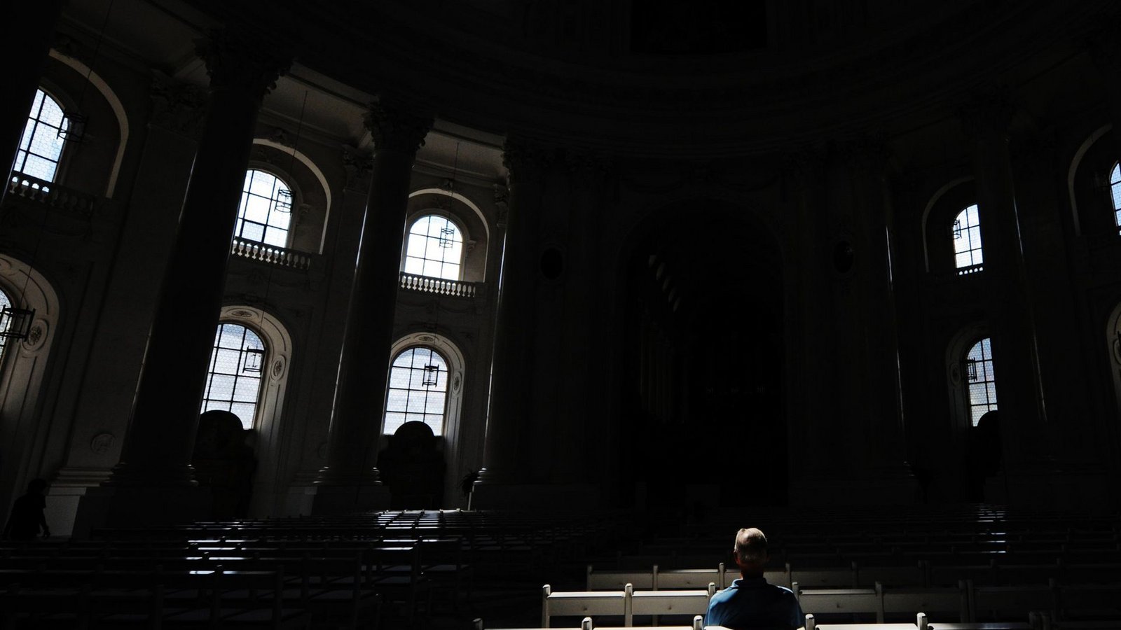 Ein Mann hält im Dom in Sankt Blasien im Schwarzwald Andacht.Foto: Ein Mann hält im Dom in Sankt Blasien im Schwarzwald Andacht.Foto: 