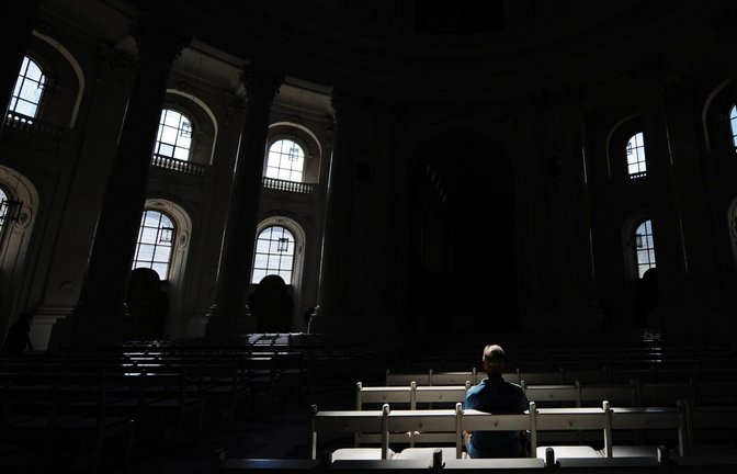Ein Mann hält im Dom in Sankt Blasien im Schwarzwald  Andacht.<span class='image-autor'>Foto: &nbsp;</span>