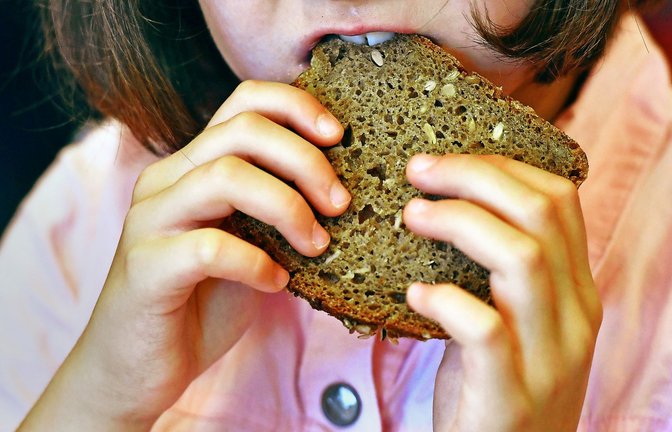 Traum aller Eltern: Das Kind isst das Pausenbrot einfach auf.<span class='image-autor'>Foto: dpa/Ralf Hirschberger</span>