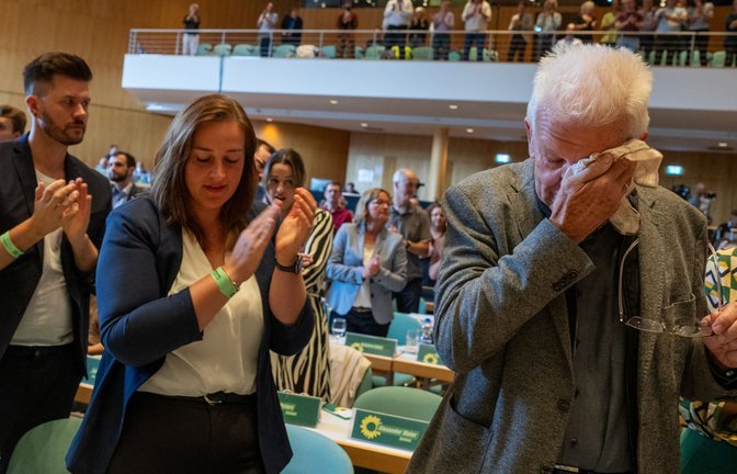Die Grünen-Landesvorsitzenden Pascal Haggenmüller und Lena Schwelling mit Ministerpräsident Winfried Kretschmann beim Parteitag in Weingarten.<span class='image-autor'>Foto: dpa/Stefan Puchner</span>