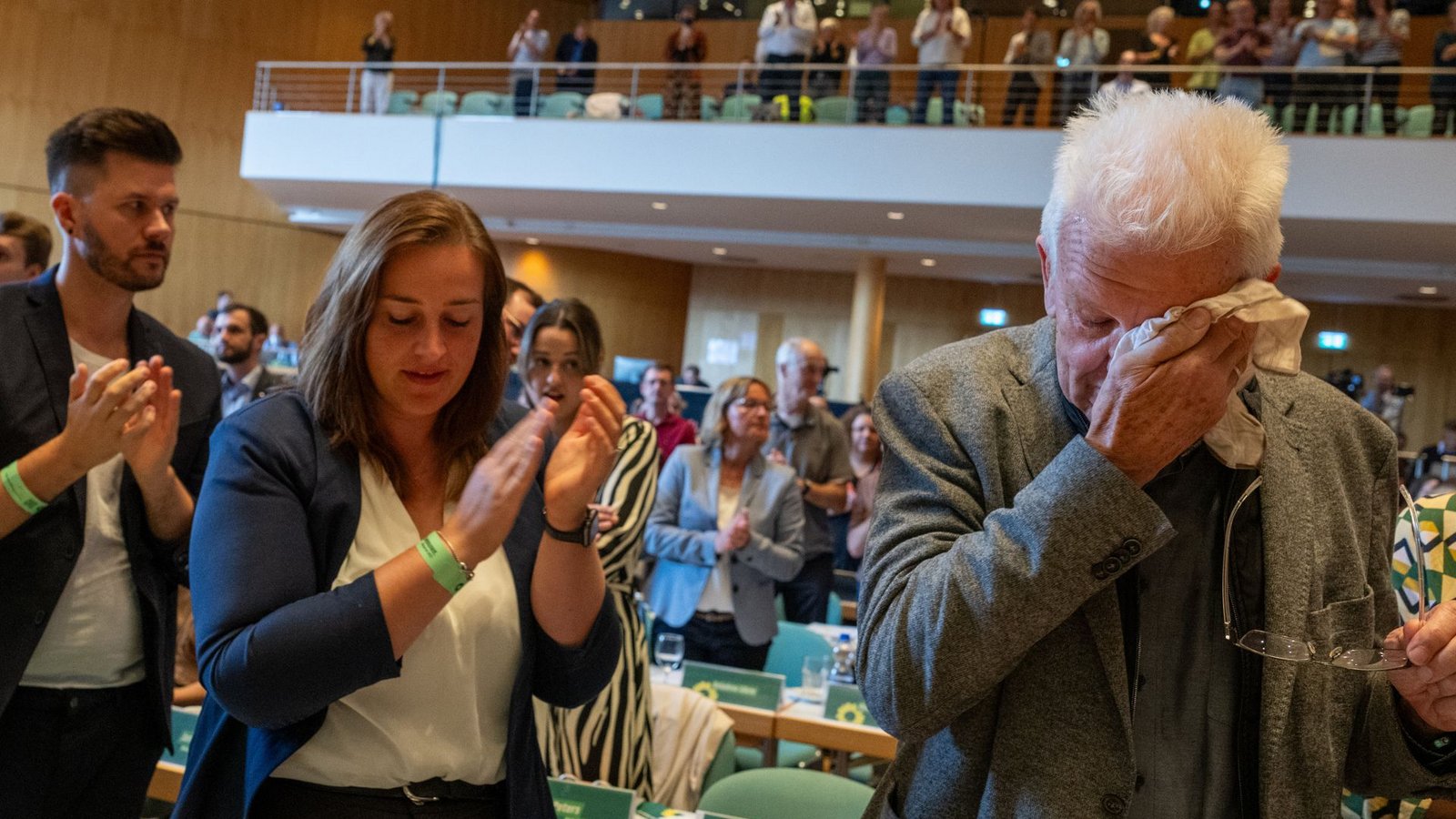 Die Grünen-Landesvorsitzenden Pascal Haggenmüller und Lena Schwelling mit Ministerpräsident Winfried Kretschmann beim Parteitag in Weingarten.Foto: dpa/Stefan Puchner Die Grünen-Landesvorsitzenden Pascal Haggenmüller und Lena Schwelling mit Ministerpräsident Winfried Kretschmann beim Parteitag in Weingarten.Foto: dpa/Stefan Puchner