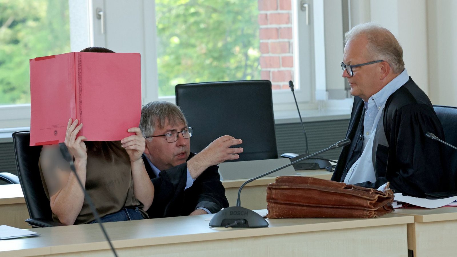 Die Angeklagte (l-r), wird von den Rechtsanwälten Andreas Ohm und Thomas Löcker verteidigt.Foto: Bernd Wüstneck/dpa Die Angeklagte (l-r), wird von den Rechtsanwälten Andreas Ohm und Thomas Löcker verteidigt.Foto: Bernd Wüstneck/dpa