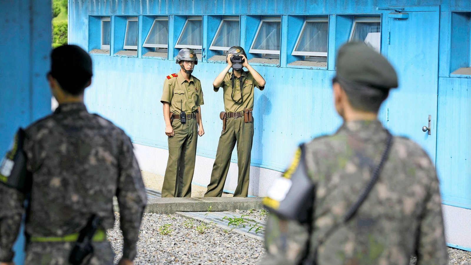 Nordkoreanische Soldaten beobachten südkoreanische Soldaten an den Blauen Baracken der demilitarisierten Zone in Panmunjeom/Korea.Foto: imago//Thomas Imo