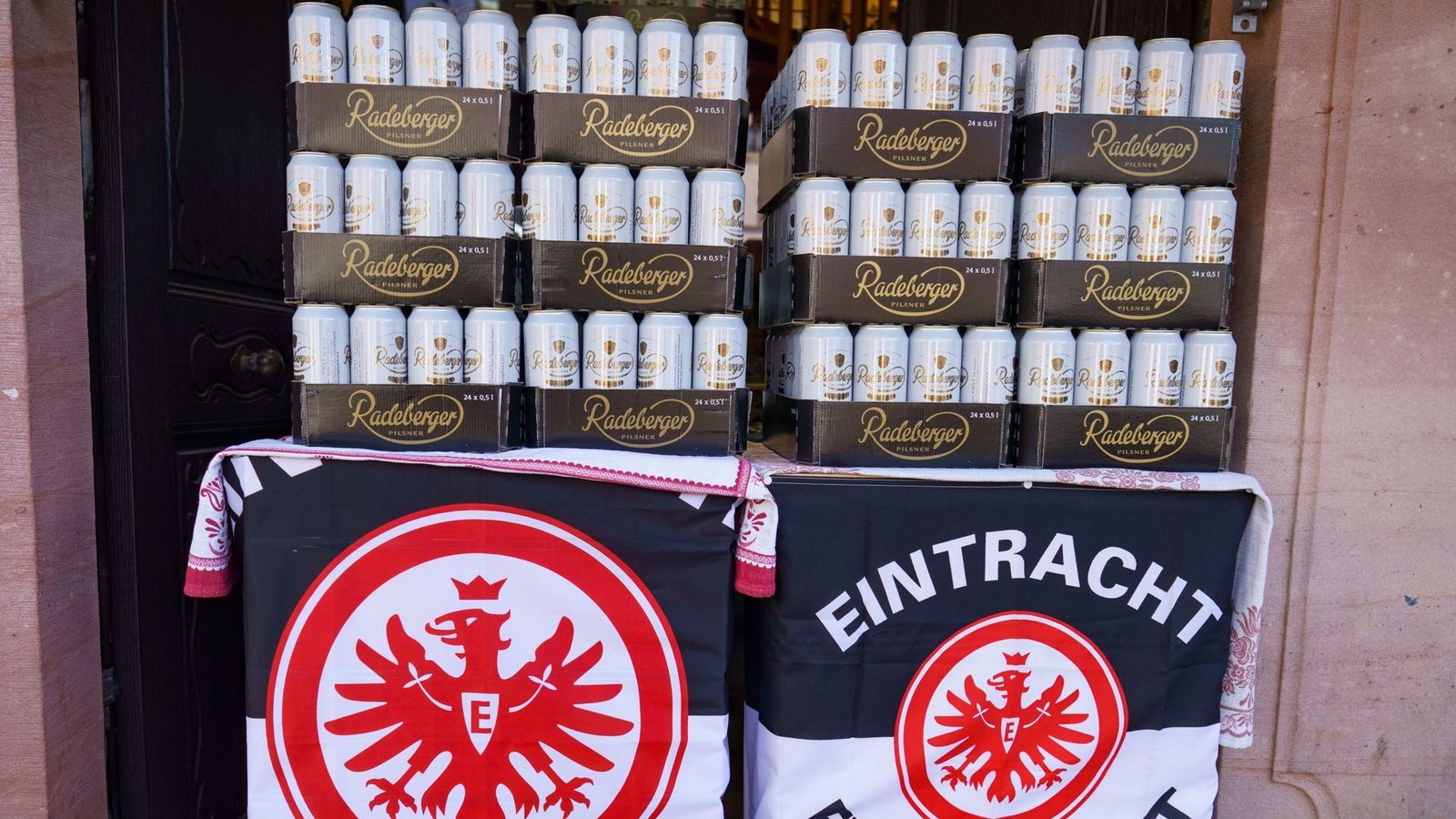 Die wichtigen Bier-Reserven haben die Frankfurter Anhänger auf jeden Fall schon reserviert.Foto: dpa/Frank Rumpenhorst