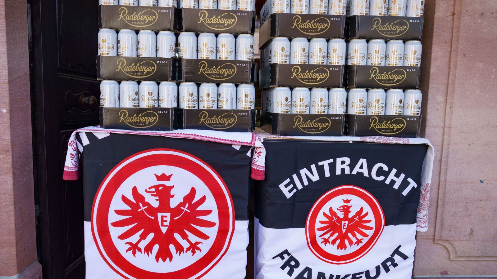 Die wichtigen Bier-Reserven haben die Frankfurter Anhänger auf jeden Fall schon reserviert.Foto: dpa/Frank Rumpenhorst