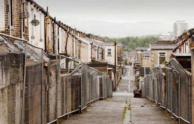 Aufgegebene Häuser in Burnley verdeutlichen den Niedergang der einst stolzen Industriestadt.<span class='image-autor'>Foto: IMAGO/AshleyCooper</span>