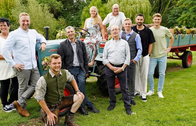 Zehn der insgesamt 13 Bäuerinnen und Bauern der aktuellen Staffel beim Scheunenfest. V.l.: Simone, Daniel, Michi, Johann, Insa, Herbert (hinten), Walter, Christopher, Basti, Friedrich.<span class='image-autor'>Foto: RTL / Stefan Gregorowius</span>