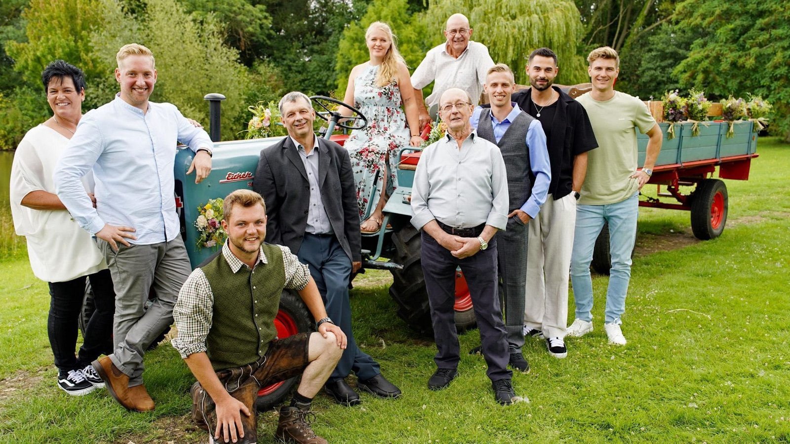 Zehn der insgesamt 13 Bäuerinnen und Bauern der aktuellen Staffel beim Scheunenfest. V.l.: Simone, Daniel, Michi, Johann, Insa, Herbert (hinten), Walter, Christopher, Basti, Friedrich.Foto: RTL / Stefan Gregorowius