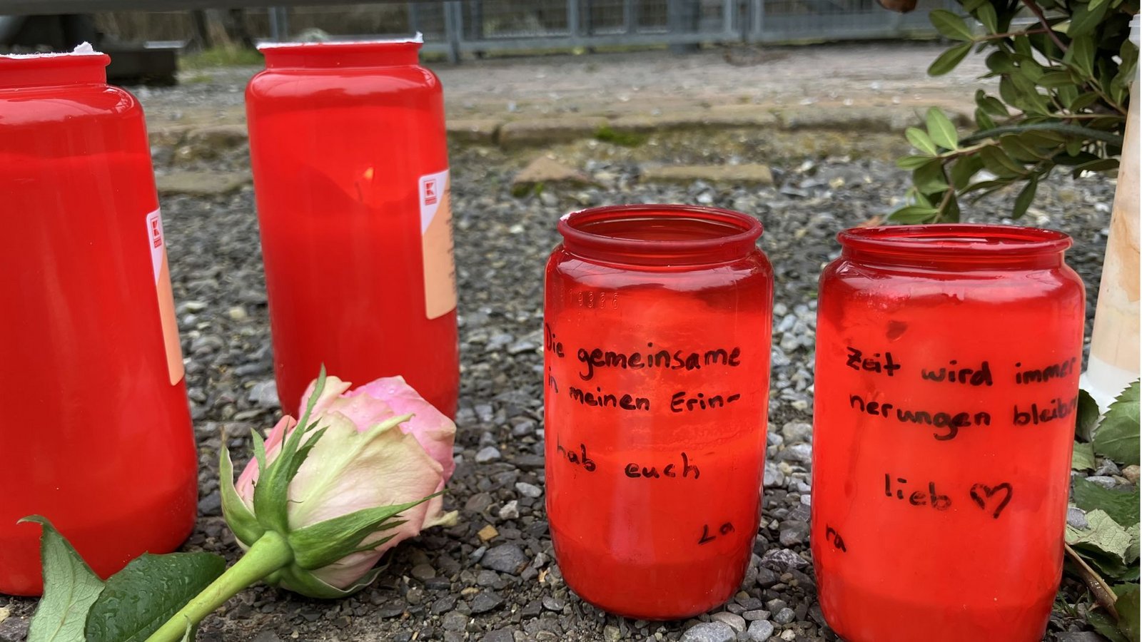 „Die gemeinsame Zeit wird immer in meinen Erinnerungen bleiben“, schreibt eine Trauernde auf zwei Kerzen.Foto: STZN/Dürr „Die gemeinsame Zeit wird immer in meinen Erinnerungen bleiben“, schreibt eine Trauernde auf zwei Kerzen.Foto: STZN/Dürr