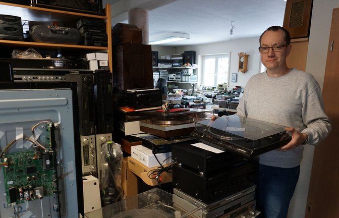 Andreas Scheibnerrepariert in seiner Werkstatt in  Pfaffenweiler alle möglichen in die Jahre gekommenen Geräte: Röhrenfernseher, Kassettenrekorder, Radios, Tonbandgeräte.<span class='image-autor'>Foto: Wolfgang Berger</span>