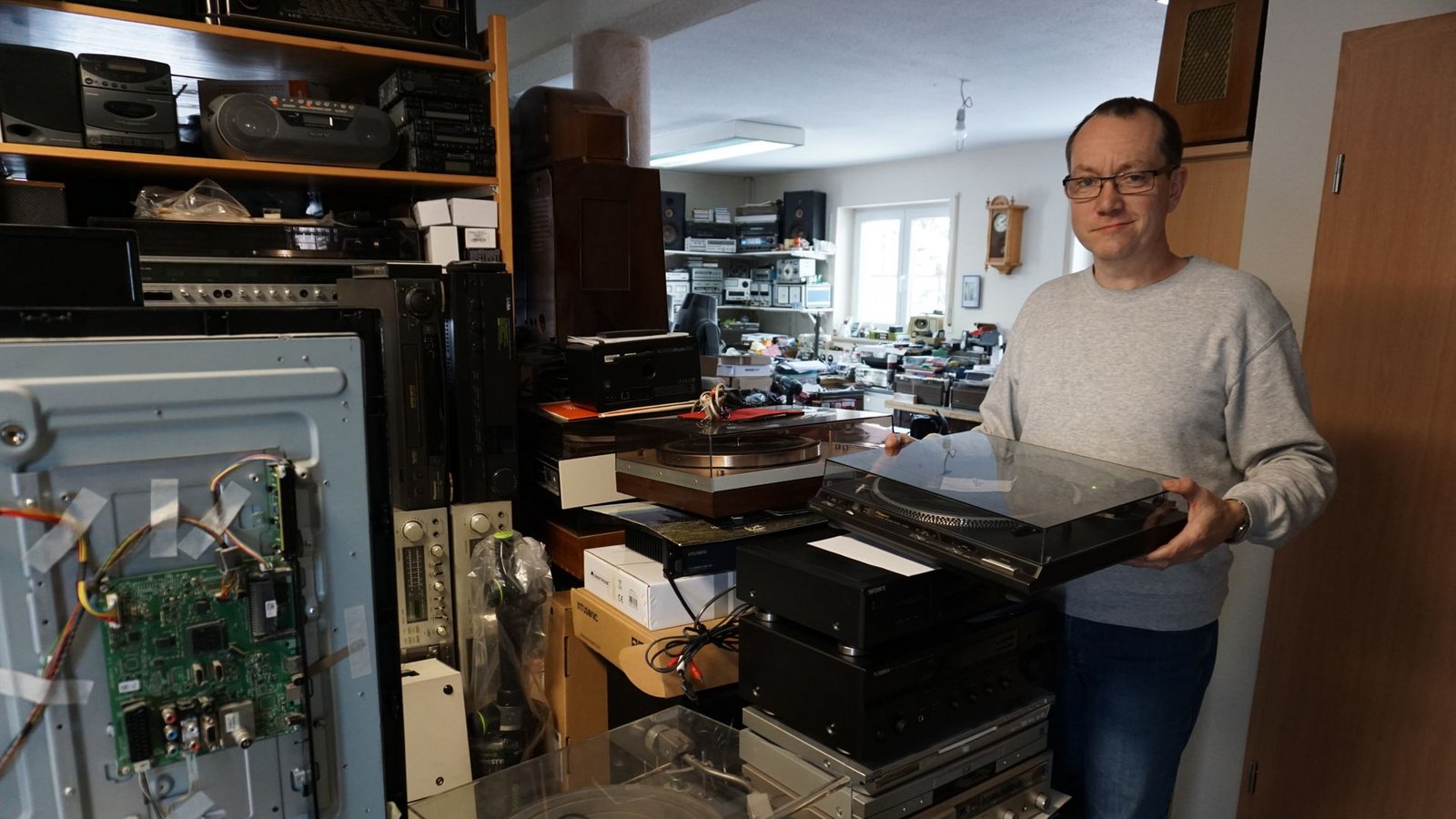 Andreas Scheibnerrepariert in seiner Werkstatt in Pfaffenweiler alle möglichen in die Jahre gekommenen Geräte: Röhrenfernseher, Kassettenrekorder, Radios, Tonbandgeräte.Foto: Wolfgang Berger Andreas Scheibnerrepariert in seiner Werkstatt in Pfaffenweiler alle möglichen in die Jahre gekommenen Geräte: Röhrenfernseher, Kassettenrekorder, Radios, Tonbandgeräte.Foto: Wolfgang Berger