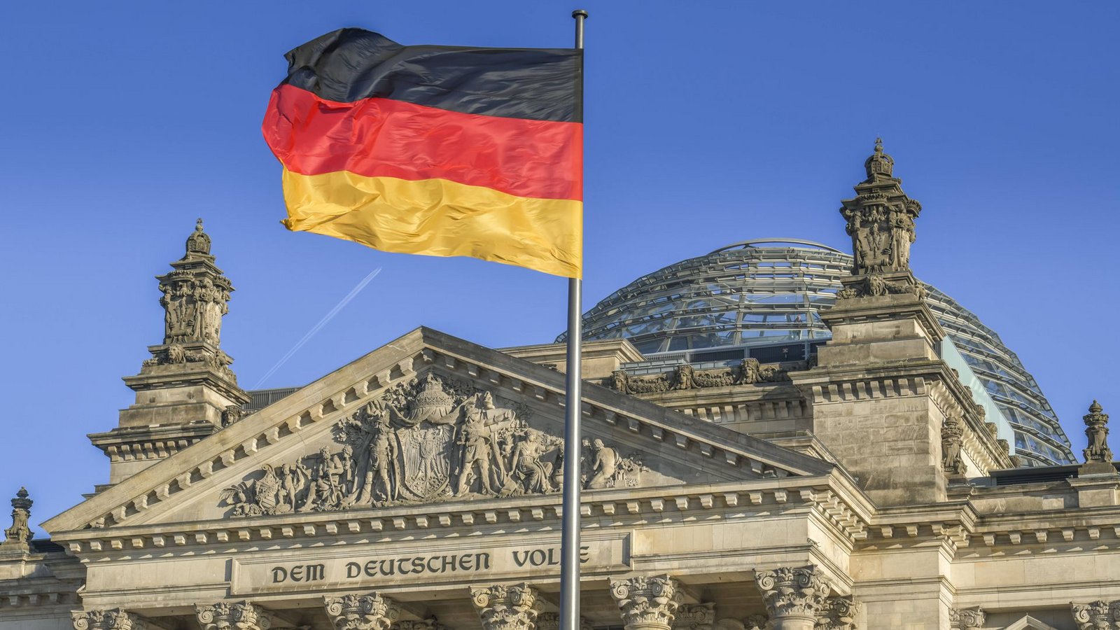 Auch am Reichstag in Berlin wird heute die Flagge gehisst.Foto: imago images/Schöning/Schoening via www.imago-images.de