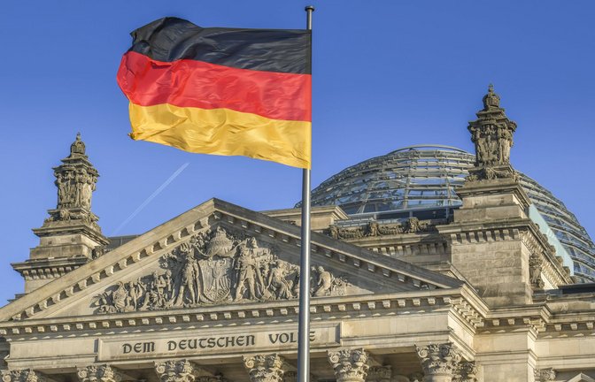 Auch am Reichstag in Berlin wird heute die Flagge gehisst.<span class='image-autor'>Foto: imago images/Schöning/Schoening via www.imago-images.de</span>
