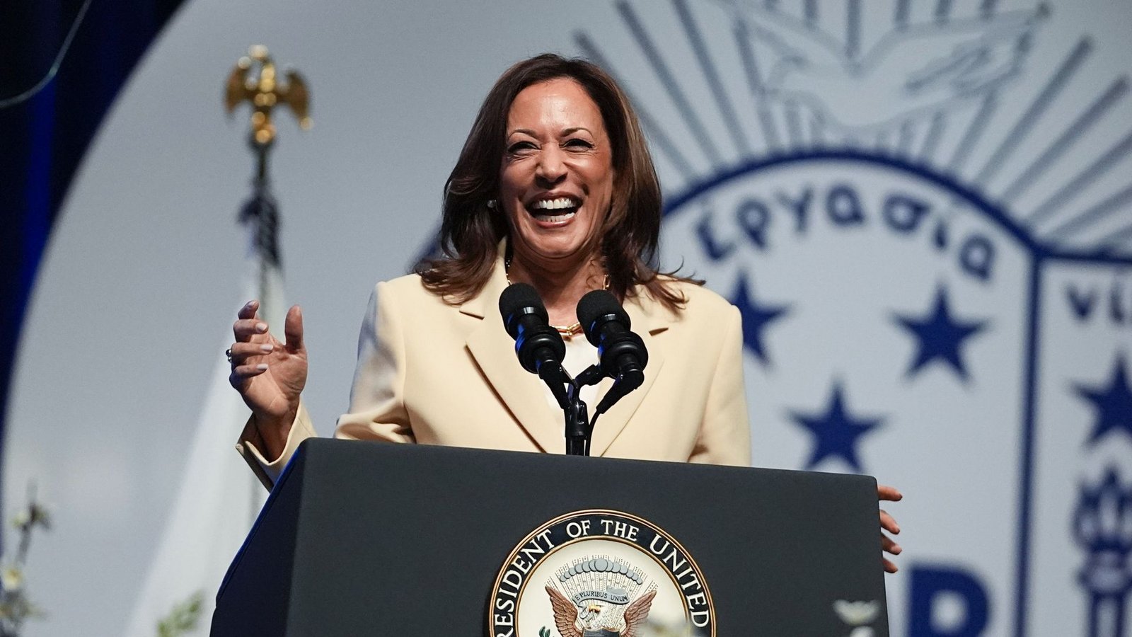 Kamala Harris lacht mit sichtlichem Erfolg über Donald Trump und J. D. Vance.Foto: dpa/Darron Cummings Kamala Harris lacht mit sichtlichem Erfolg über Donald Trump und J. D. Vance.Foto: dpa/Darron Cummings