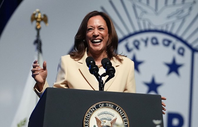 Kamala Harris lacht mit sichtlichem Erfolg über Donald Trump und J. D. Vance.<span class='image-autor'>Foto: dpa/Darron Cummings</span>