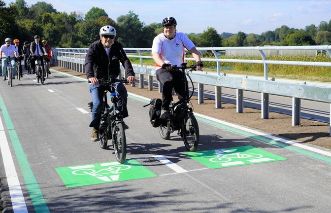 Winfried Hermann (links) bei der Testfahrt auf einem Radschnellweg zwischen Ebersbach und Reichenbach.<span class='image-autor'>Foto: Verkehrsministerium/Stefanie Schlecht</span>