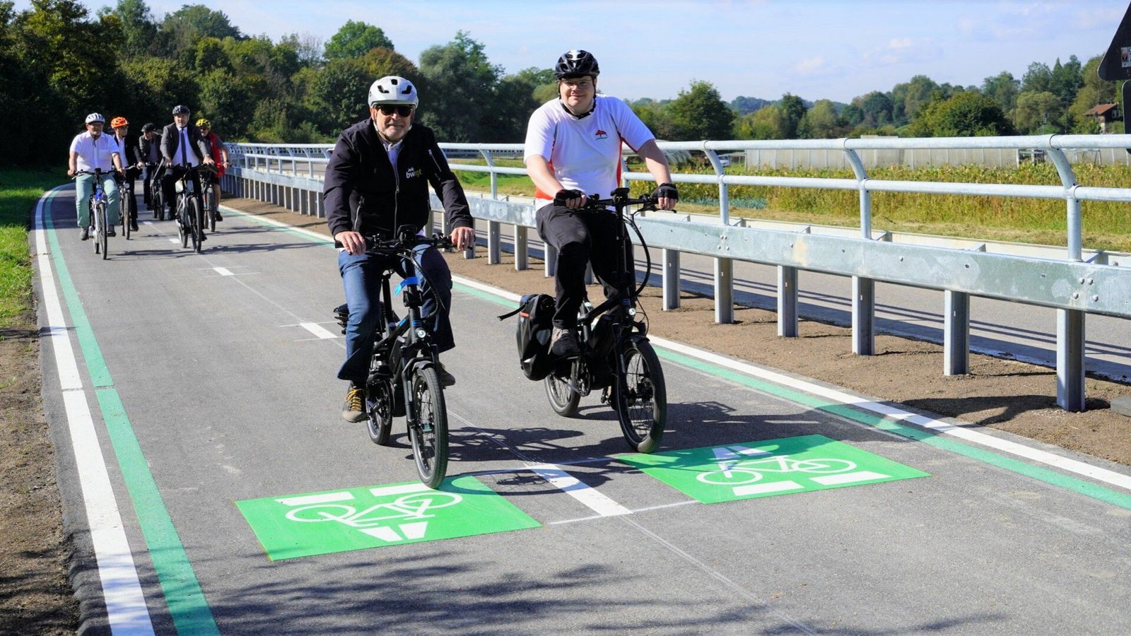 Winfried Hermann (links) bei der Testfahrt auf einem Radschnellweg zwischen Ebersbach und Reichenbach.Foto: Verkehrsministerium/Stefanie Schlecht